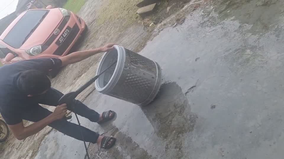 Cuci drum mesin basuh sampai bersih